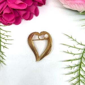 VINTAGE⚜️Cultured Pearl Etched Golden Heart Pin